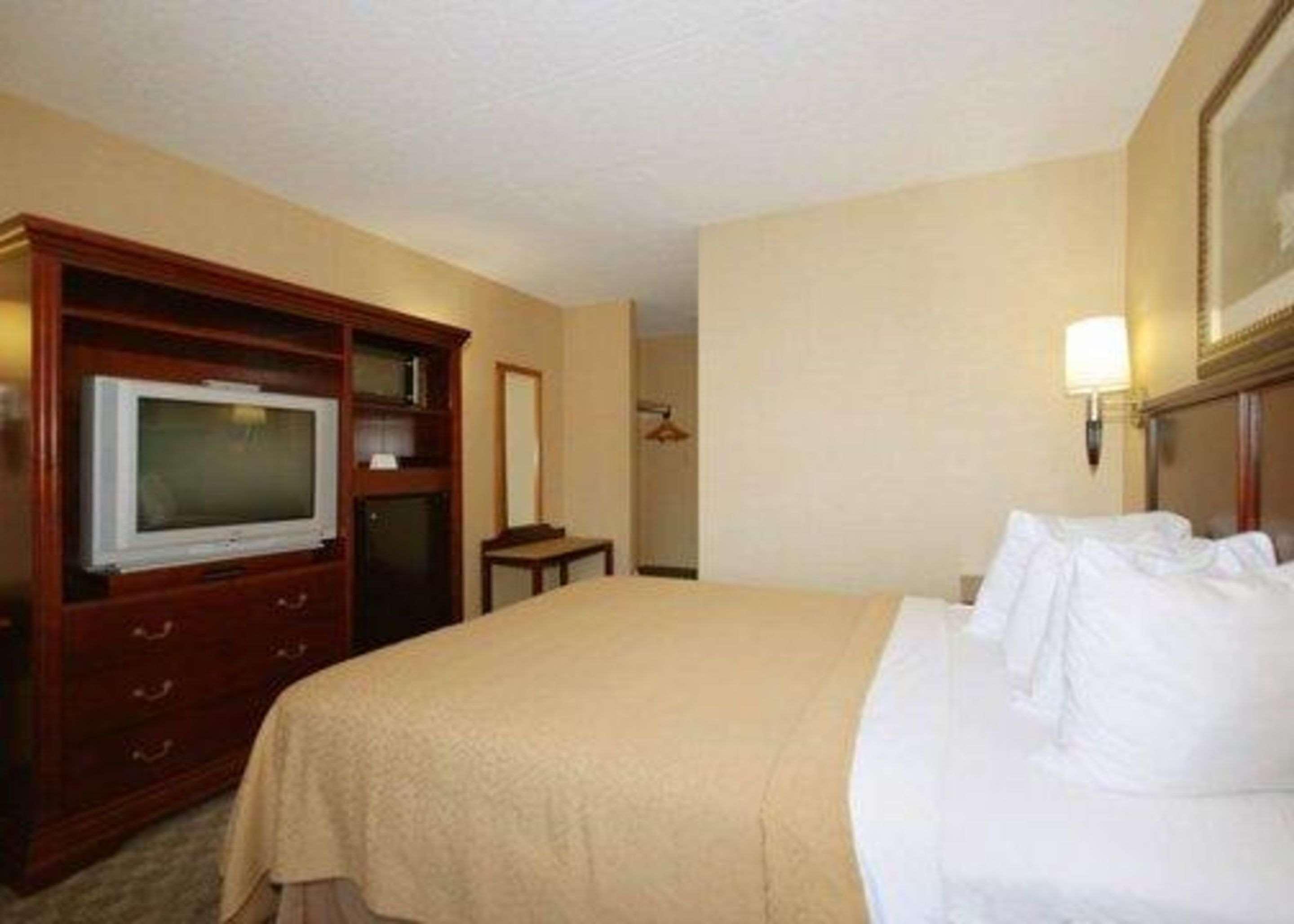 Quality Inn&Suites Bensalem Extérieur photo