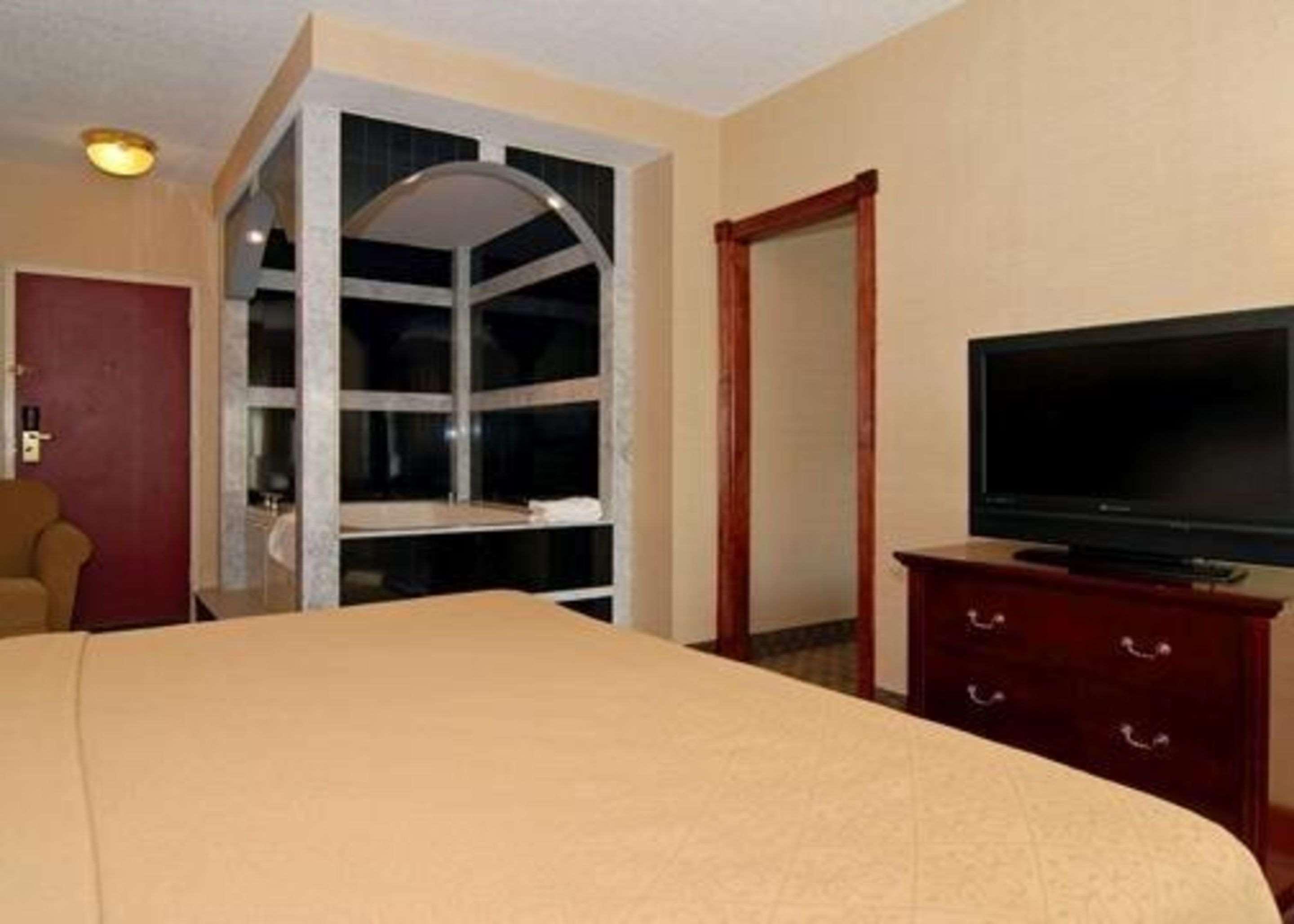 Quality Inn&Suites Bensalem Extérieur photo