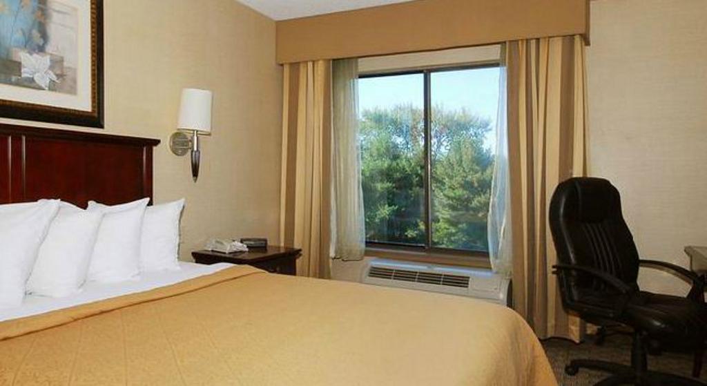 Quality Inn&Suites Bensalem Extérieur photo