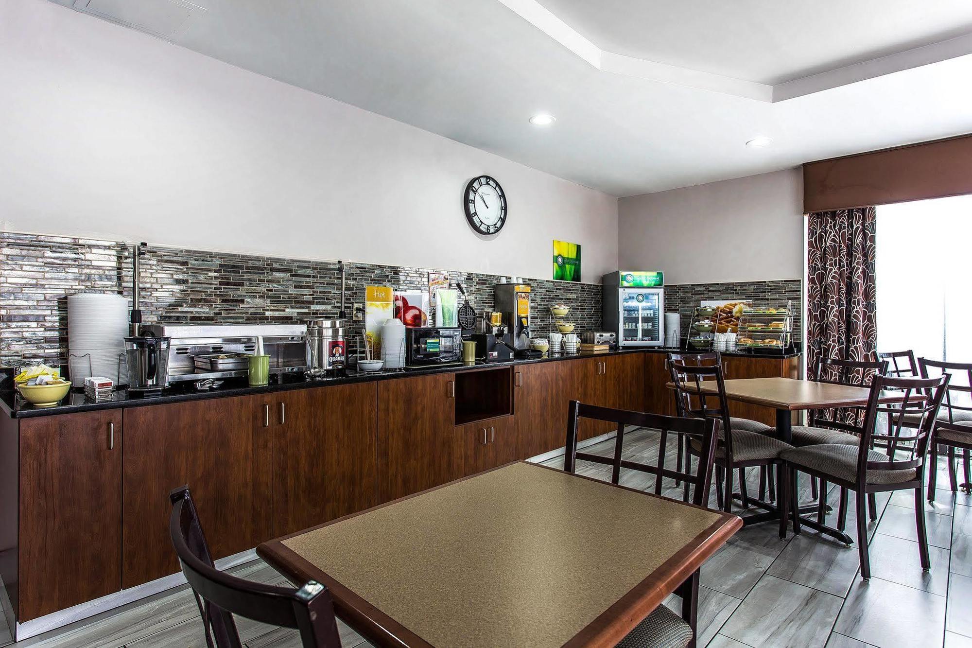 Quality Inn&Suites Bensalem Extérieur photo