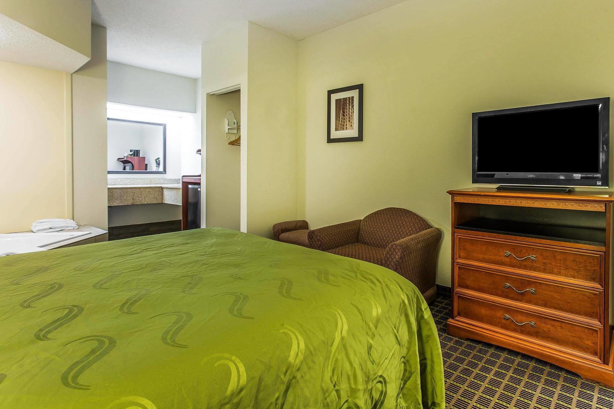 Quality Inn&Suites Bensalem Extérieur photo